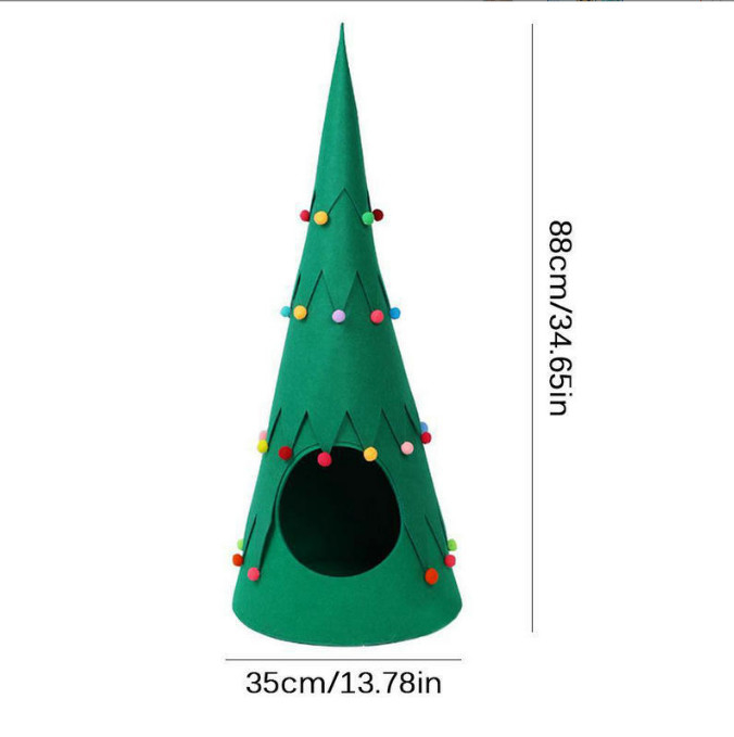 猫のベッドが付いているクリスマス ツリー