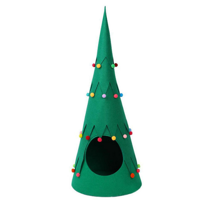 猫のベッドが付いているクリスマス ツリー